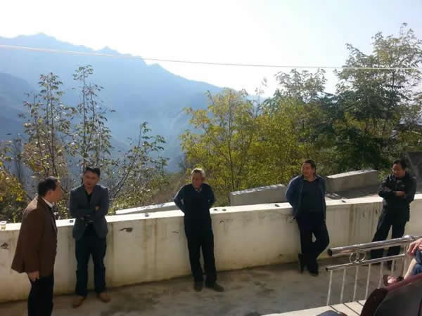隴運(yùn)集團(tuán)公司董事長(zhǎng)、黨委書(shū)記李寅祥率相關(guān)人員專程前往精準(zhǔn)扶貧點(diǎn)進(jìn)行深入調(diào)研