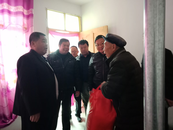 隴運(yùn)集團(tuán)公司開(kāi)展“解難題、辦實(shí)事、送溫暖”主題黨日活動(dòng)