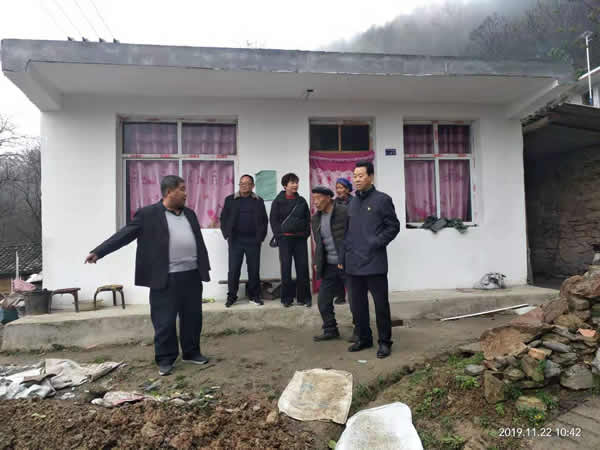 隴運(yùn)集團(tuán)公司開(kāi)展“解難題、辦實(shí)事、送溫暖”主題黨日活動(dòng)