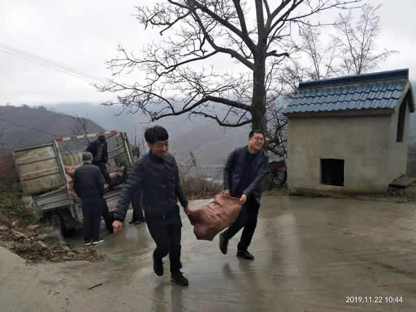 隴運(yùn)集團(tuán)公司開(kāi)展“解難題、辦實(shí)事、送溫暖”主題黨日活動(dòng)