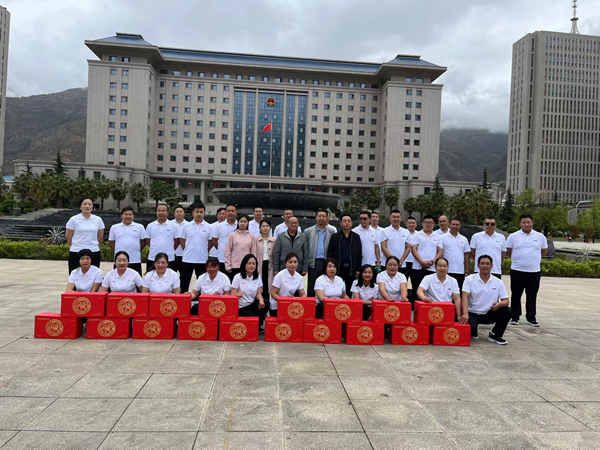 中國夢·勞動美--凝心聚魂跟黨走 團結(jié)奮斗新征程 隴運集團公司參加隴南市慶“五一”市直單位職工拔河比賽