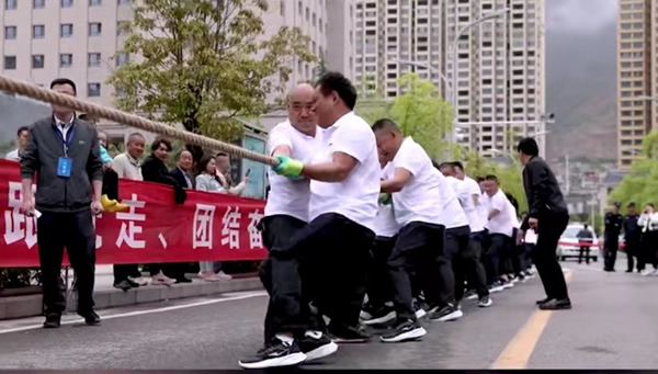 中國夢·勞動美--凝心聚魂跟黨走 團結(jié)奮斗新征程 隴運集團公司參加隴南市慶“五一”市直單位職工拔河比賽