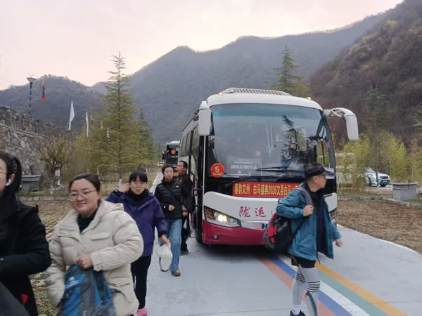 隴南市隴運(yùn)集團(tuán)文縣客運(yùn)公司、公交公司圓滿完成“春韻文州·白馬盛典2026文縣白馬山寨跑山賽”運(yùn)輸保障任務(wù)